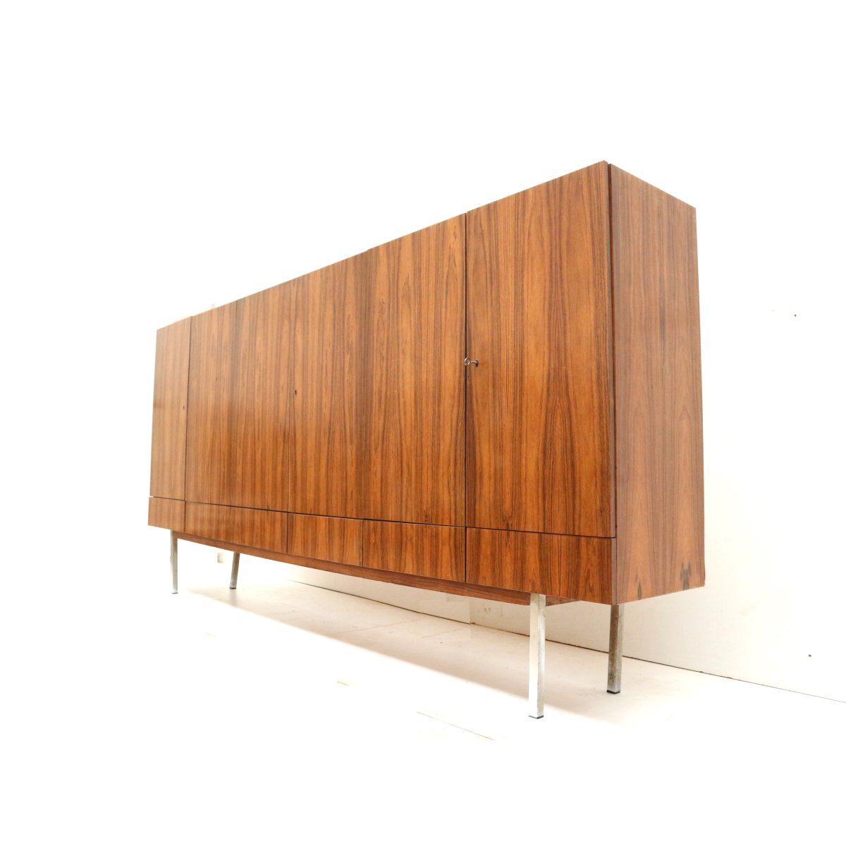 Groot vintage palissander dressoir met 6 deuren uit de jaren ’60